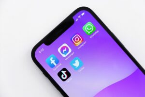 what to do if whatsapp keeps crashing
